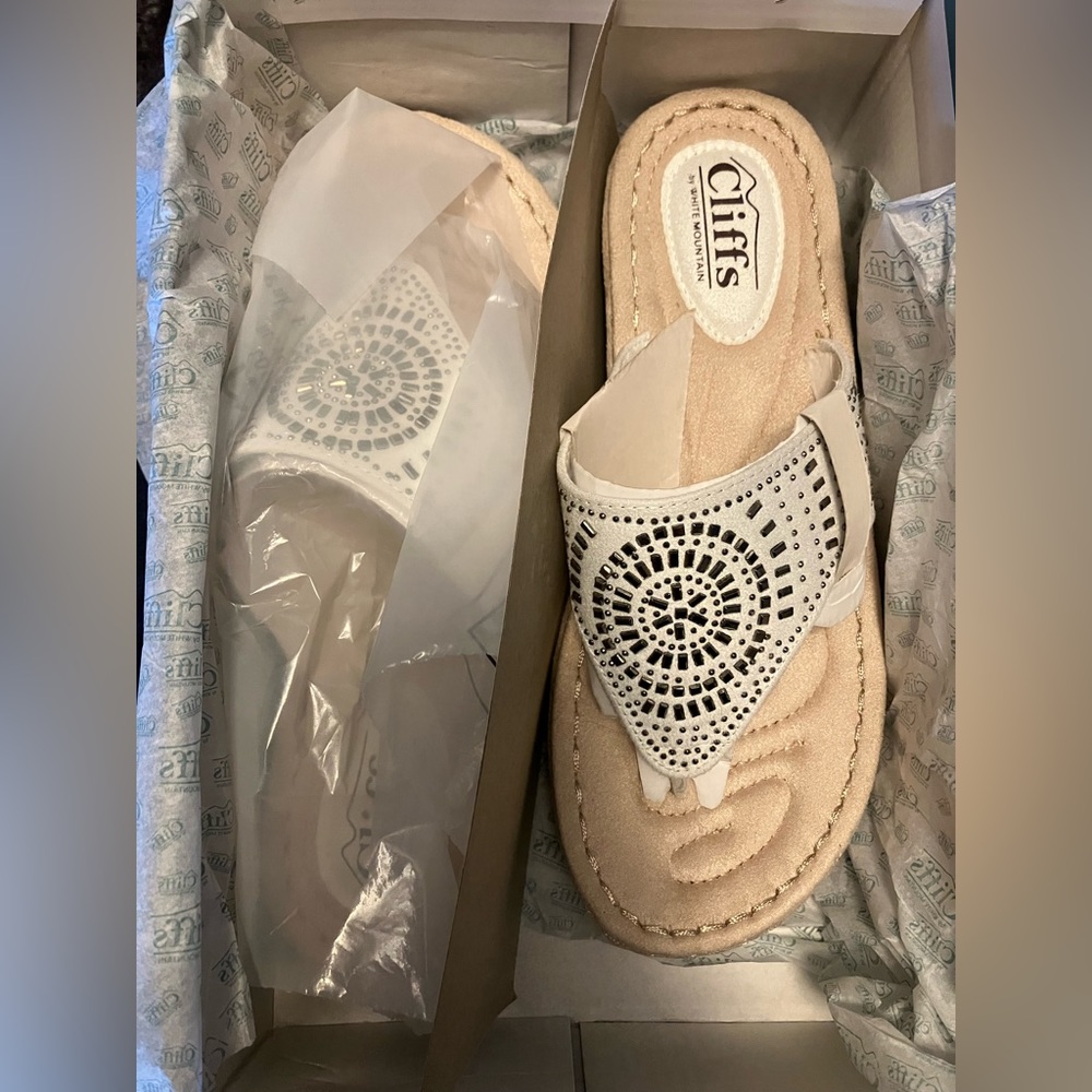 NIB Cliffs by White Mountain Sandals